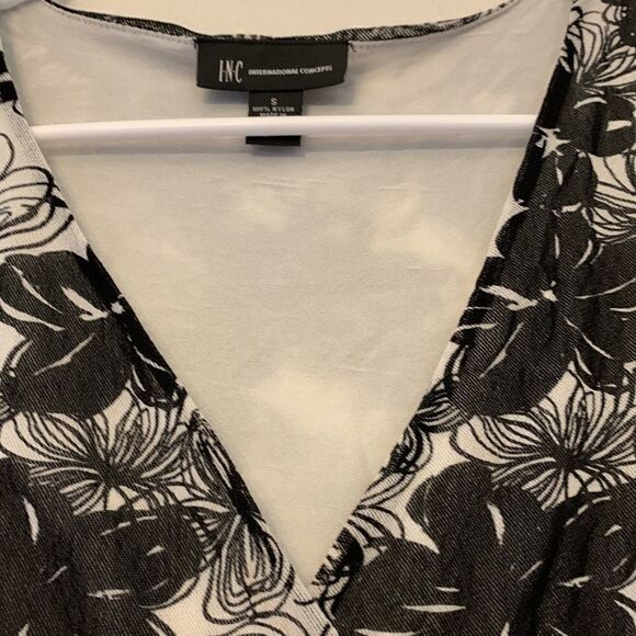 INC International Concepts black and white floral blouse Size S Length 21” - Picture 4 of 6
